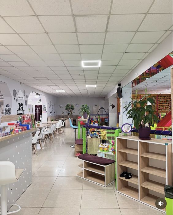 ТЕРМІНОВО Продам  діючу  дитячу кімнату-ресторан