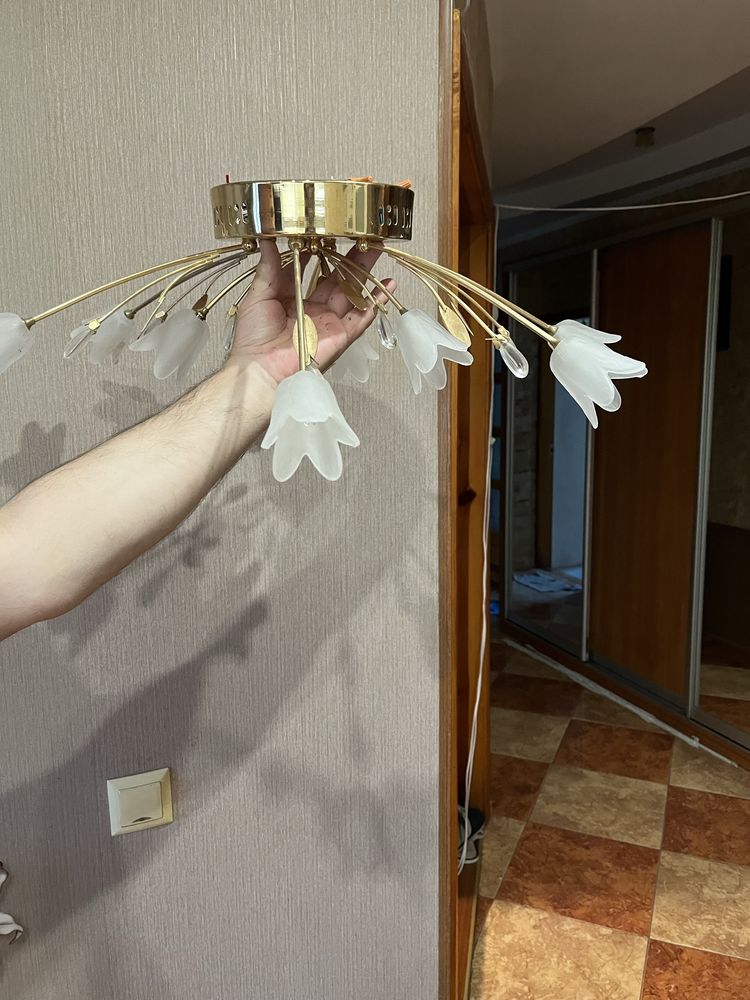 Продам люстру с пультом ,подходит и для натяжного полка