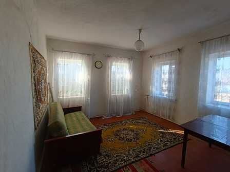Будинок в центрі с. Лукашівка.