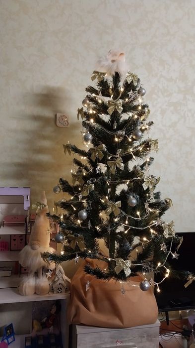 Исквсственная елка. 130 см. С подставкой.