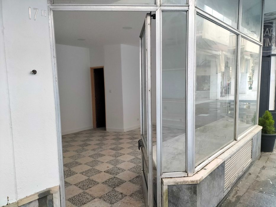 Loja sobranceira sobre a via pública