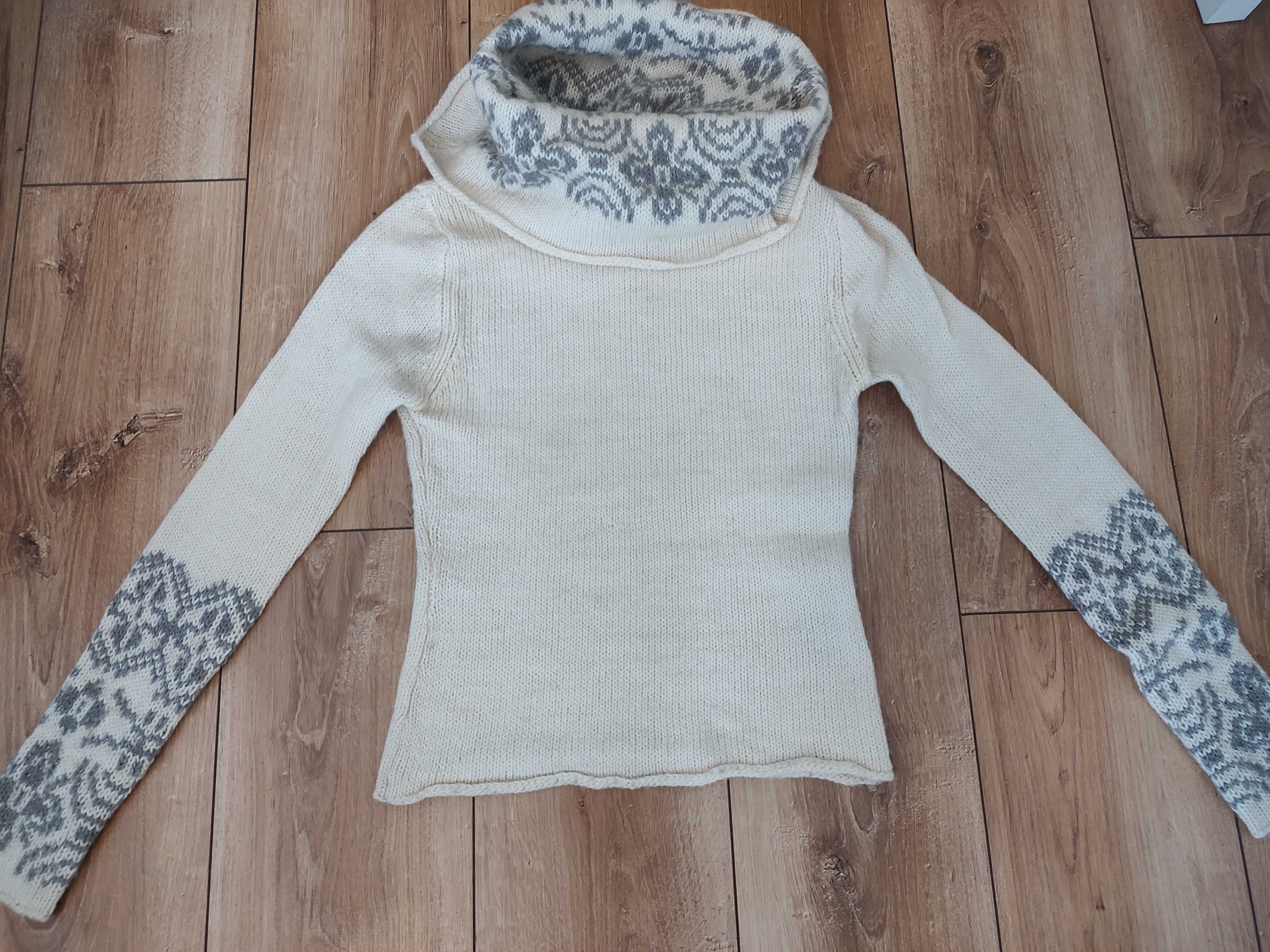 Krótki sweter z ozdobnym kołnierzem