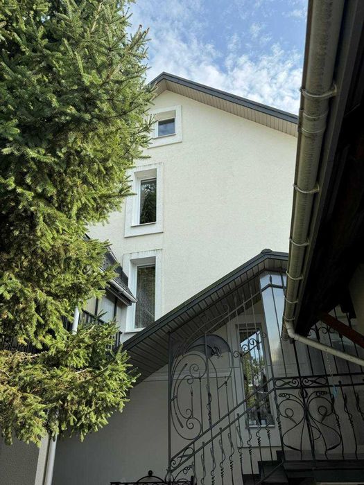 Продаж будинку з ремонтом, з подвір'ям Винники