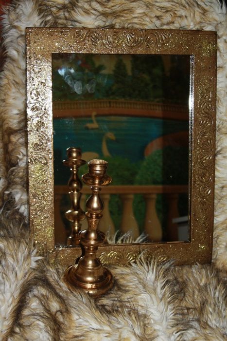 Винтажная старинная рама с зеркалом и подсвечник
