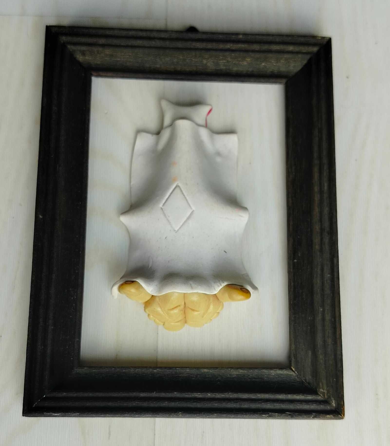 Figurka z modeliny „Mizianie pod kołderką” z ramką drewnianą