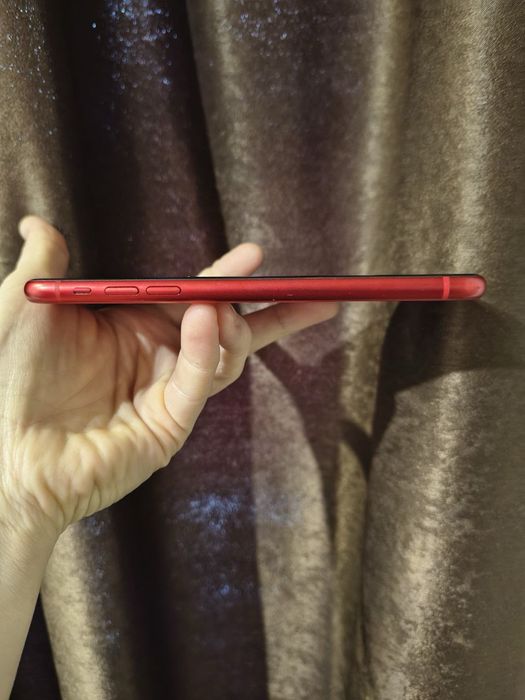 Айфон 11 червоного кольору