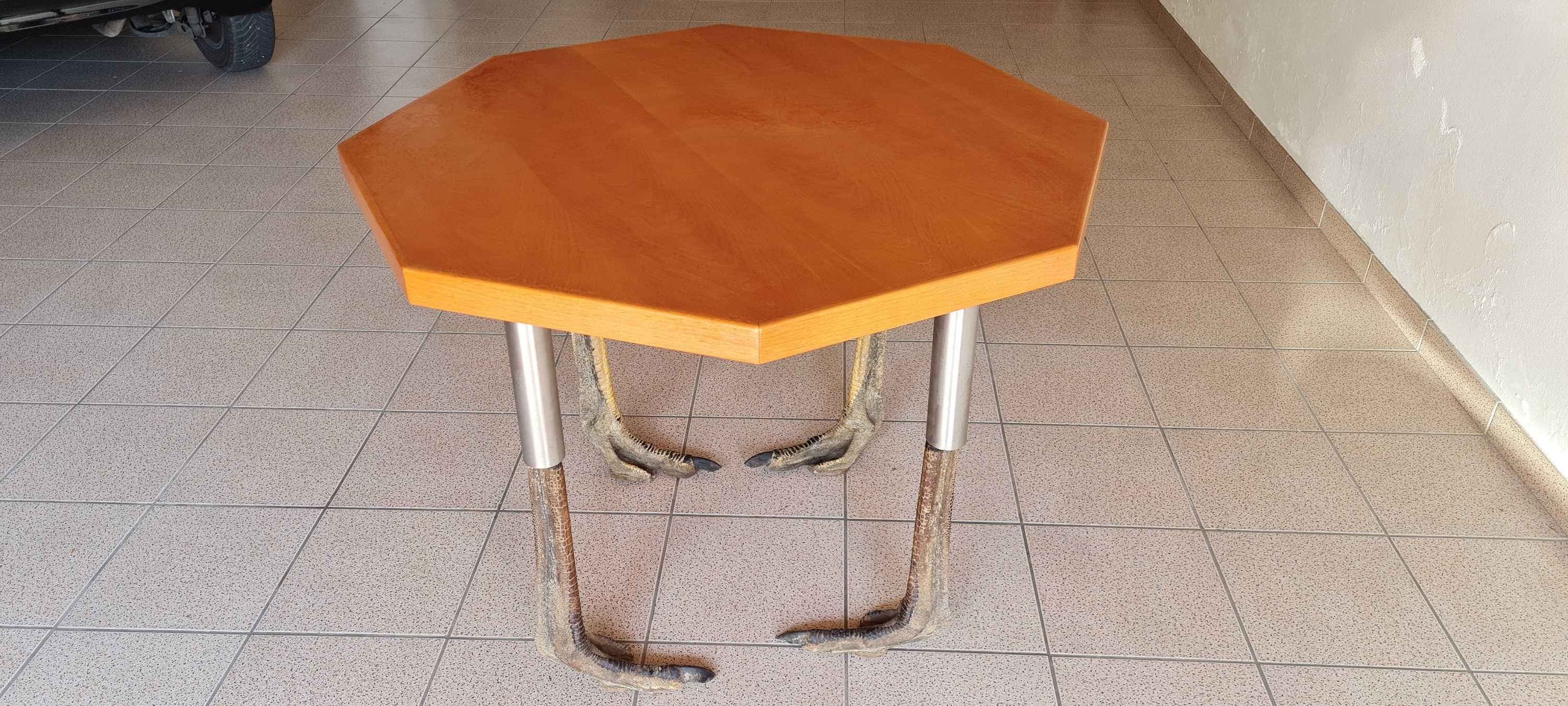 Mesa de madeira com pernas de Avestruz