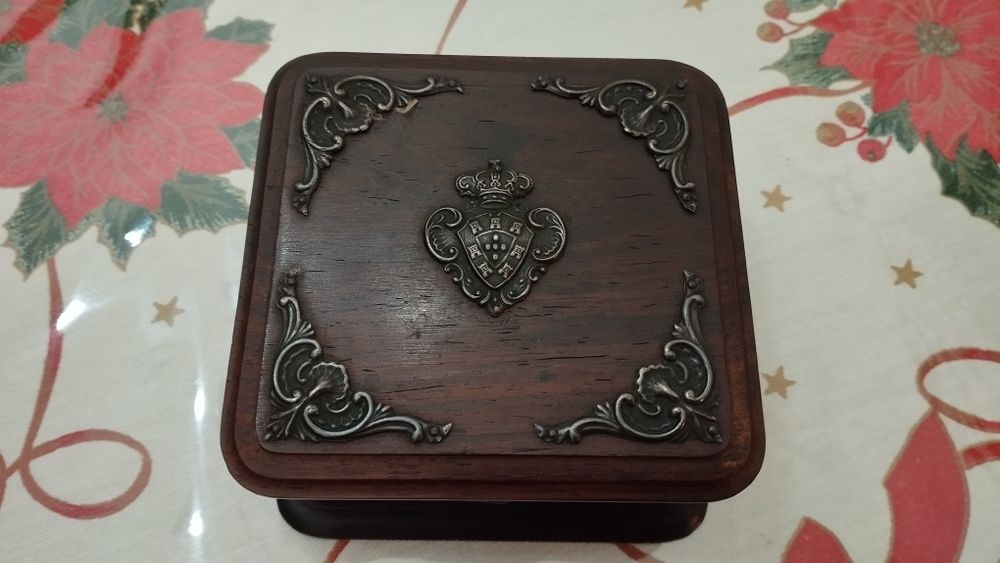 Caixinha de madeira com aplicações