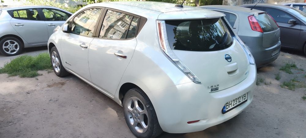 Авто Ниссан Лиф 2012