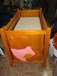 cama para bebé em pinho mel