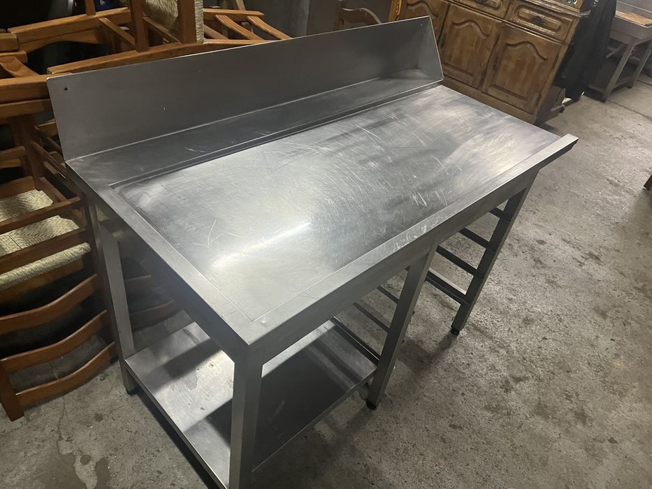 Escaparate bancada em inox com prateleira e calhas para tabuleiros