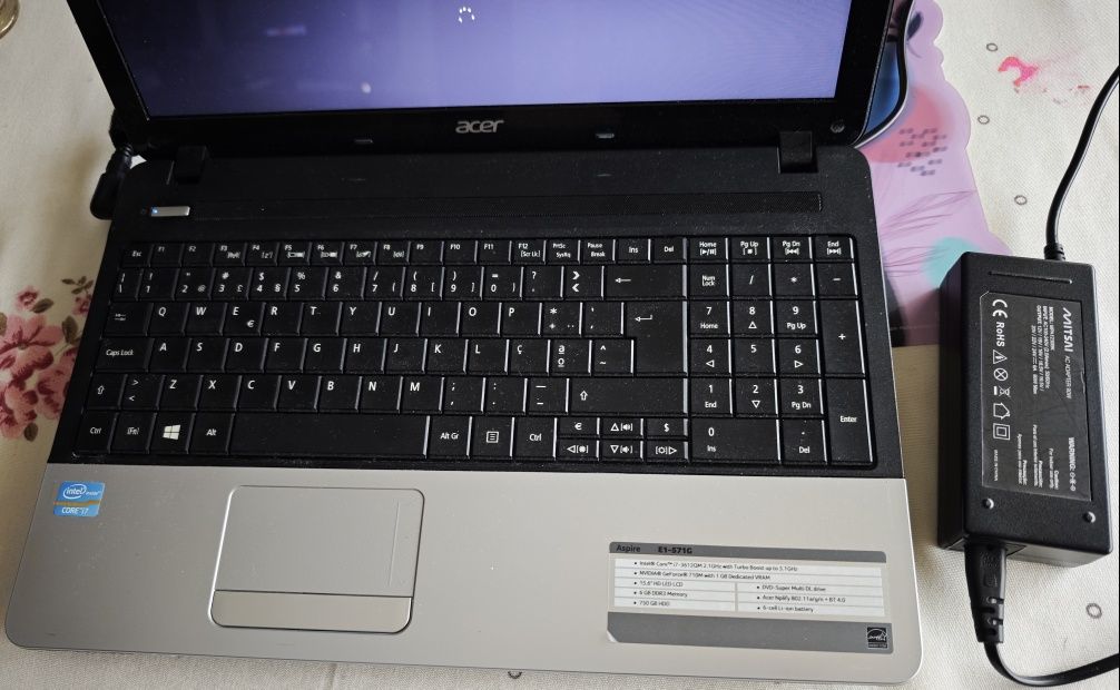 Portátil da marca Acer.
Funciona sem problemas mas a bate