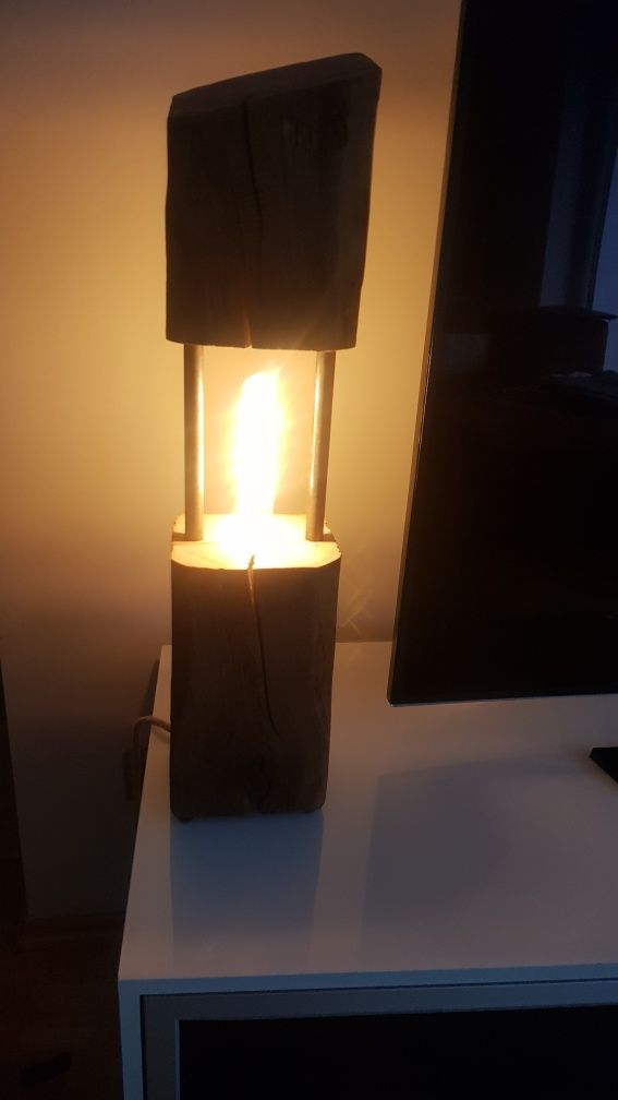 Lampa loft, stare drewno, stara stodoła.