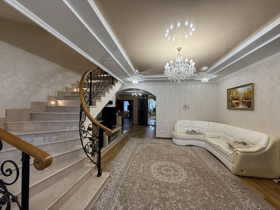 Двухуровневая квартира в коттедже на СухомФонтане.