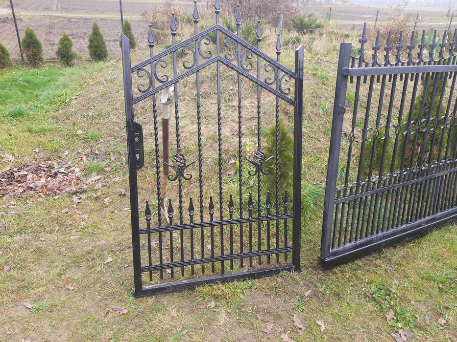 Brama przesuwna z furtka