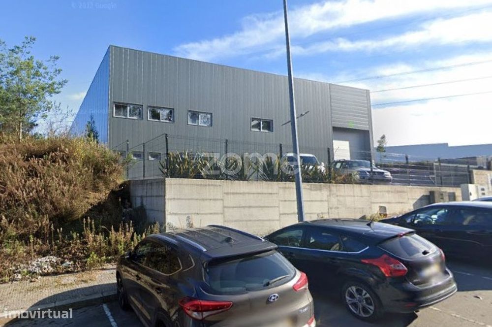 Armazém semi-novo em Romariz