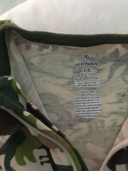 Pijama old navy Dinossauros 3-6 meses