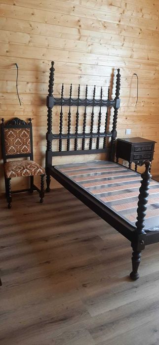 Mobilia de quarto em pau preto.