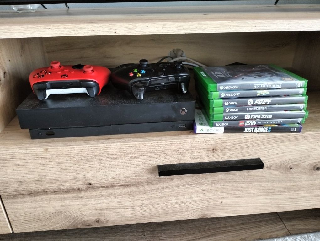 Xbox one x 1Tb + 2 pady+ gry