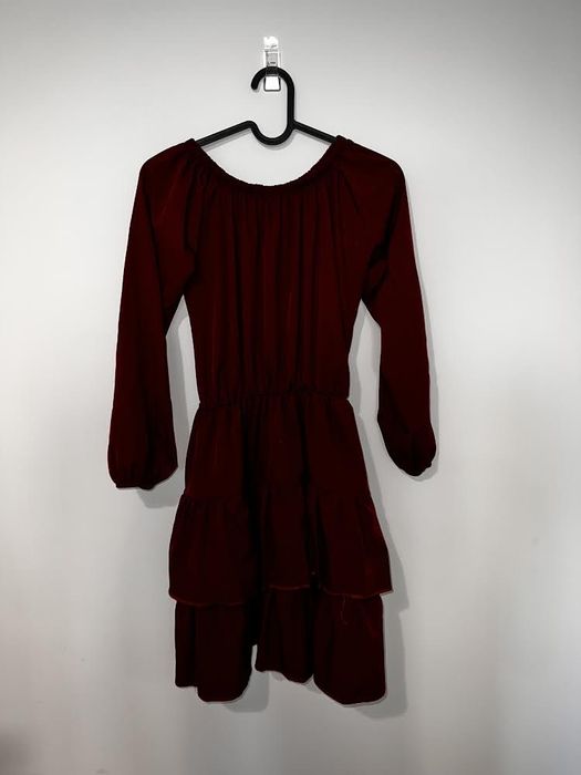 Sukienka koloru buraczkowego