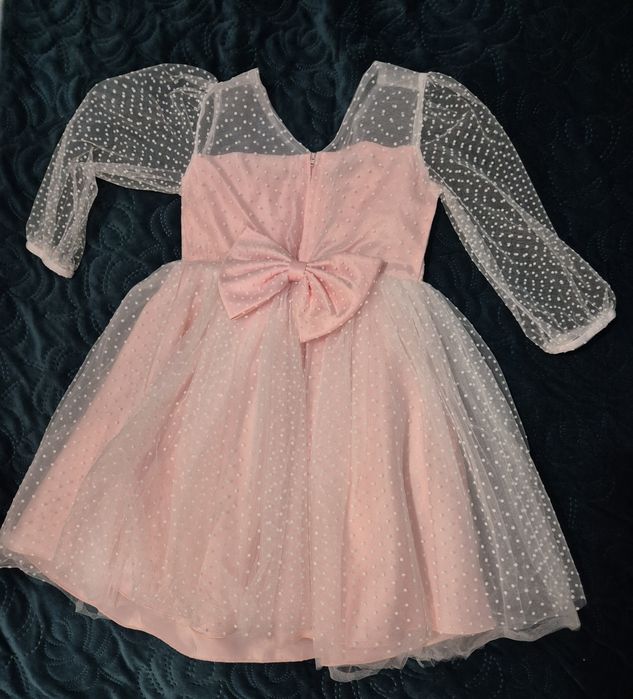 Piękna sukienka bladoróżowa z przezroczystymi rękawami i kokardą