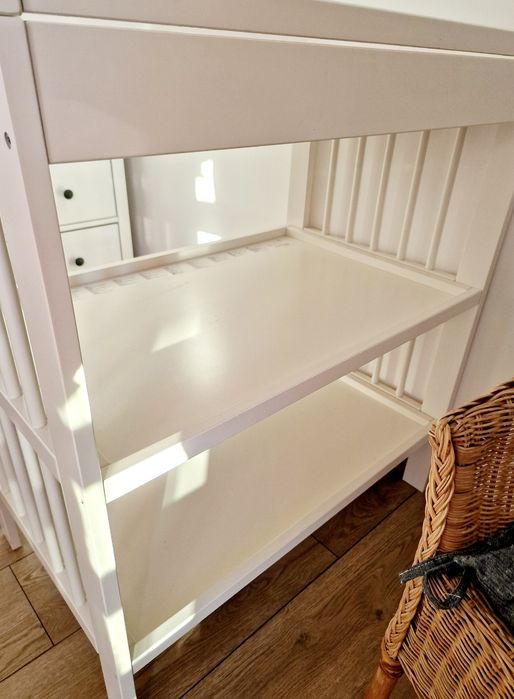 biały drewniany przewijak Gulliver ikea dwie półki z nakładką na przew
