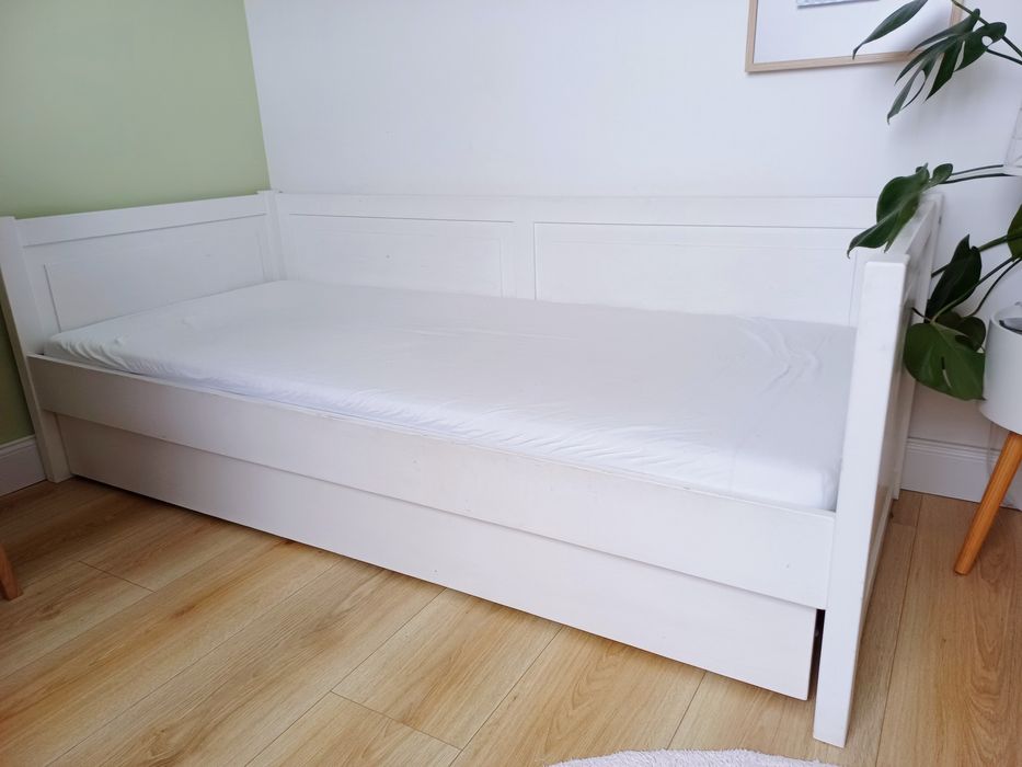 Drewniane, białe łóżko ze stelażem i materacem dla dziecka 180×80