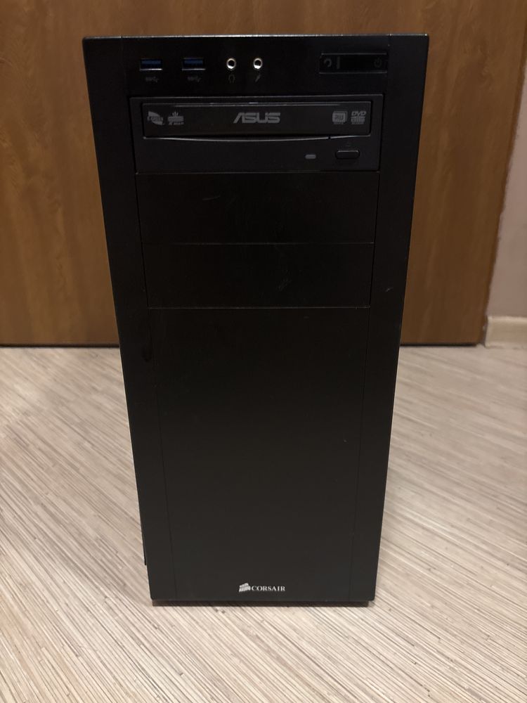 Obudowa komputerowa Corsair + dwa wiatraki Corsair + czytnik płyt Asus