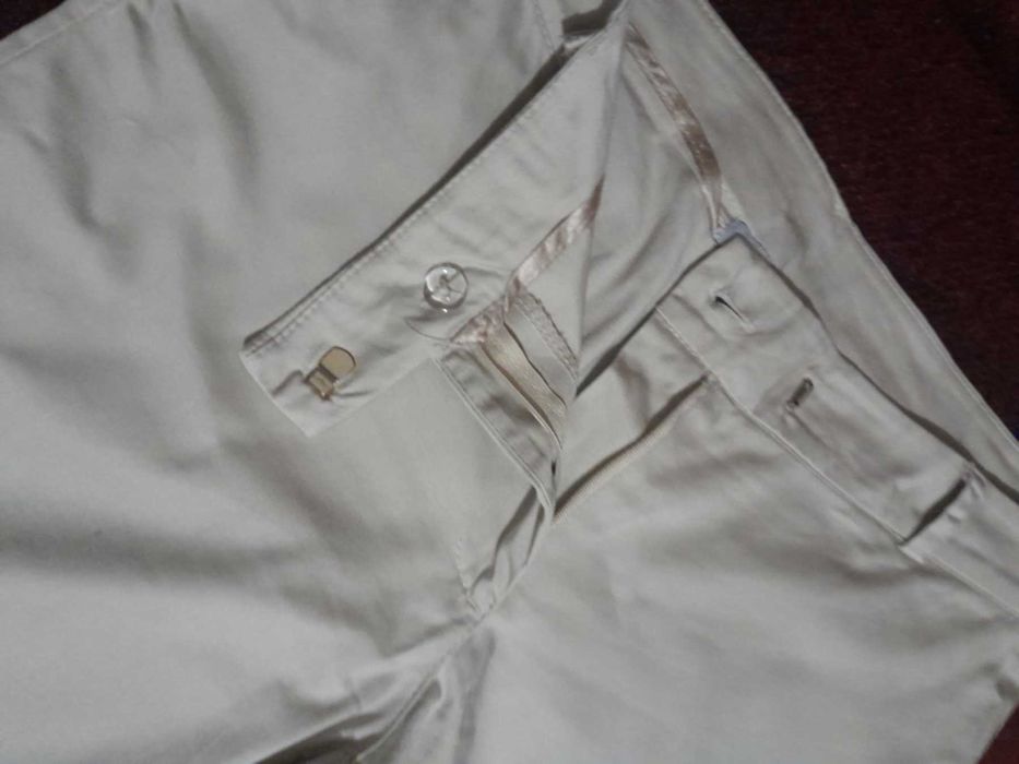 Чорні та білі брюки