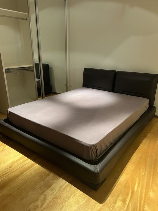 Cama casal com testeira em pele e colchao