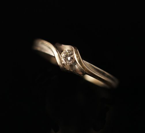 Złoto 585 - złoty pierścionek z diamencikiem rozm 7 Apart