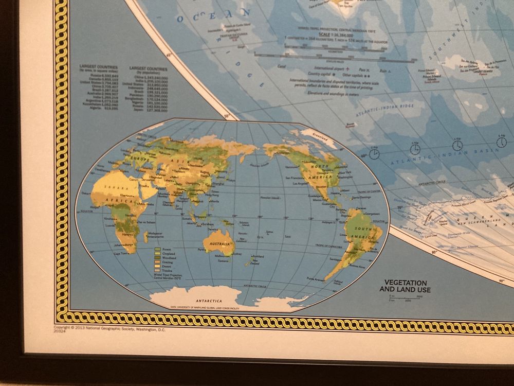 Mapa Pacific Centered w drewnianej ramie na podkładzie do wpinania