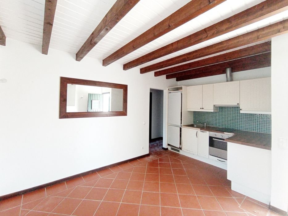 Arrendamento T2+1 garagem e espaço exterior