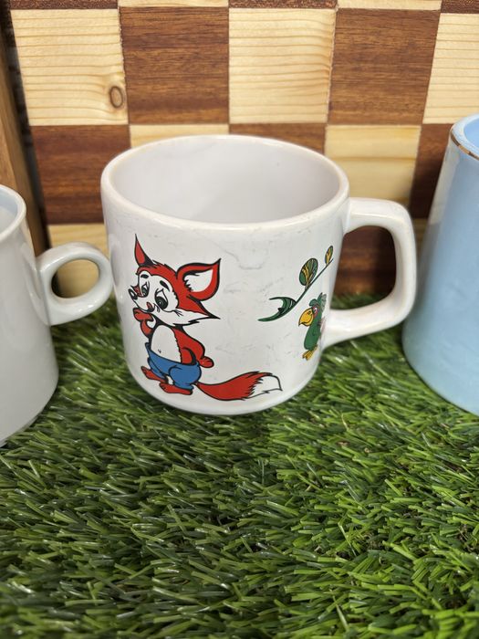 Canecas antigas com motivos infantis