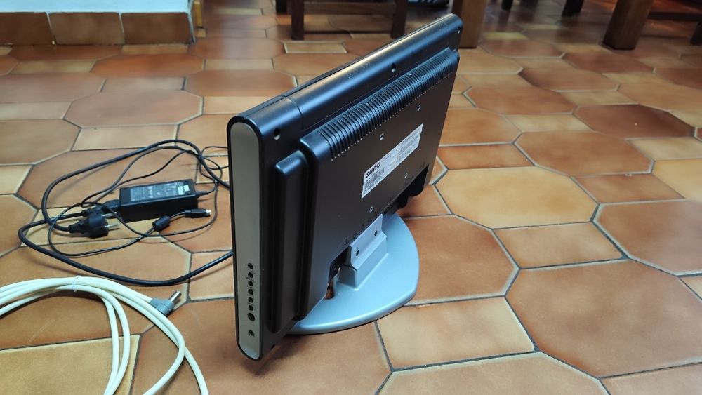 Televisão SANYO com comando
