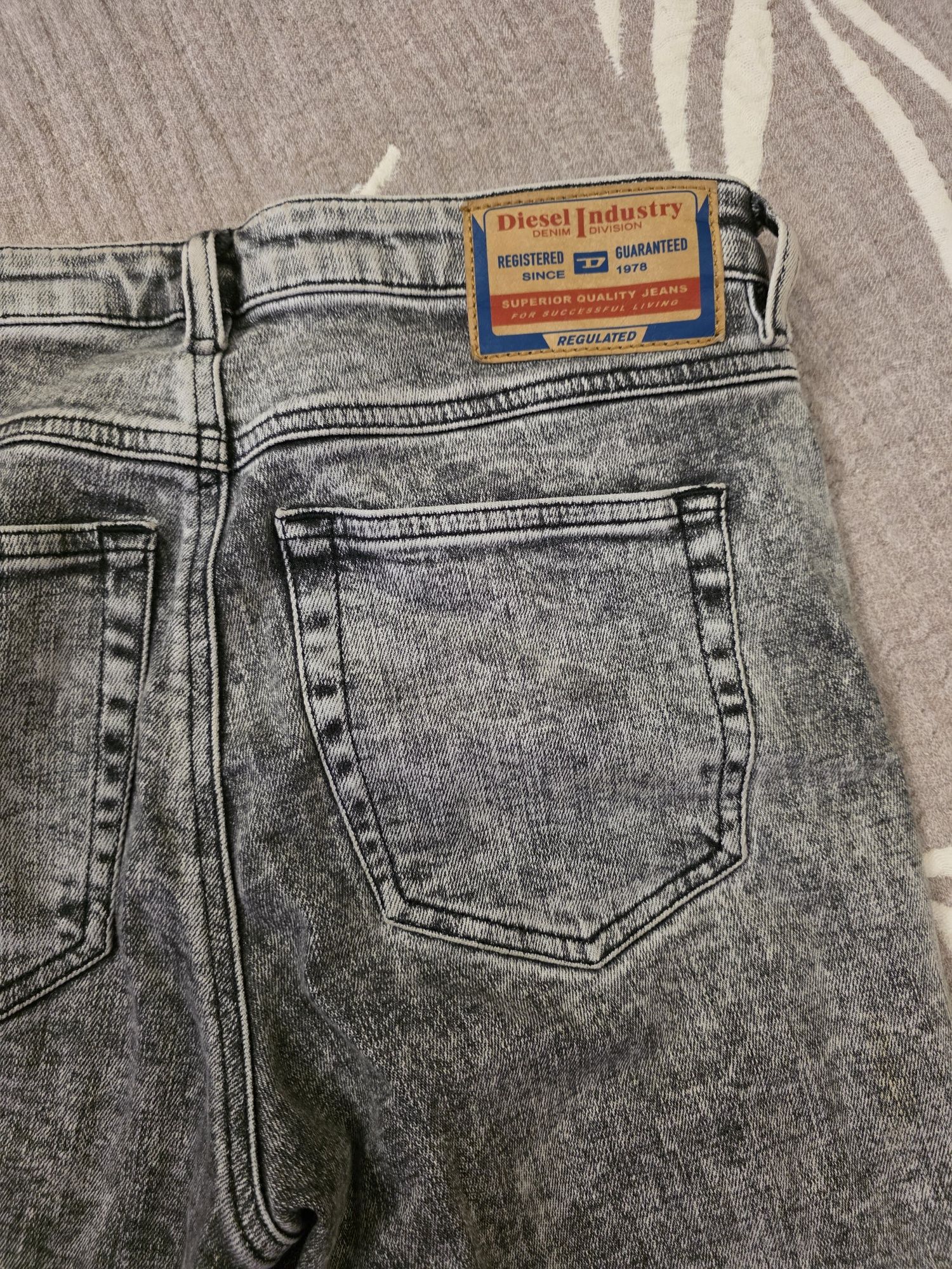 Продам жіночі джинси Diesel ( оригінал)  27р.