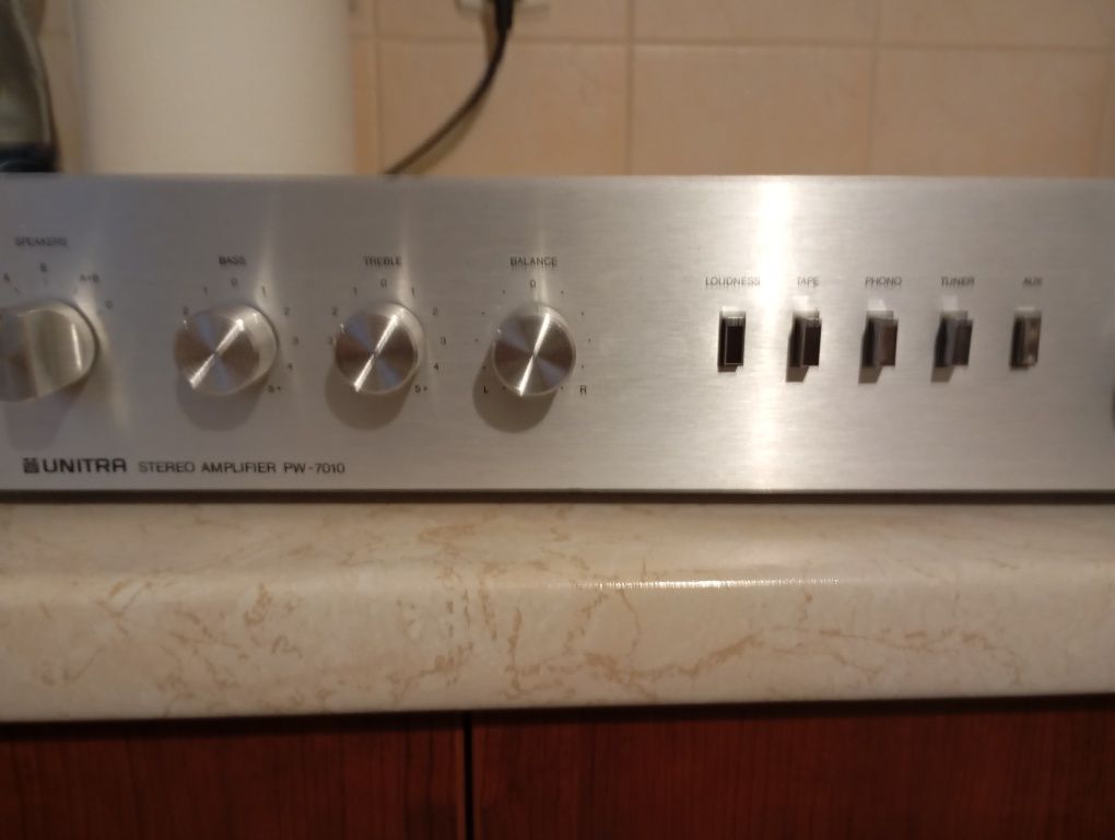 Sprzedam ładny wzmacniacz UNITRA PW 7010.