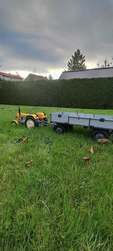 Model ciągnika C-330 wraz z przyczepą D-44B w skali 1:8