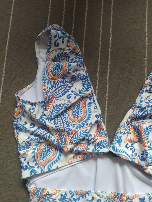 Strój kąpielowy jednoczęściowy z ozdobnym wycięciem na brzuchu