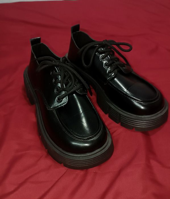 Чорні жіночі лофери