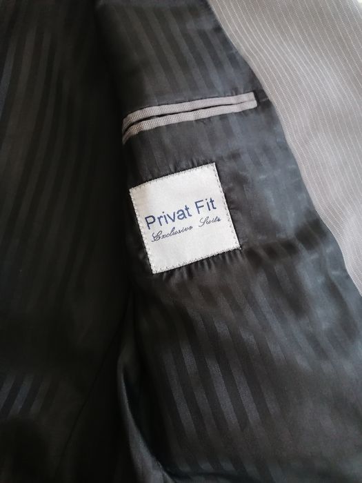 Fato de homem cinza com risca branca