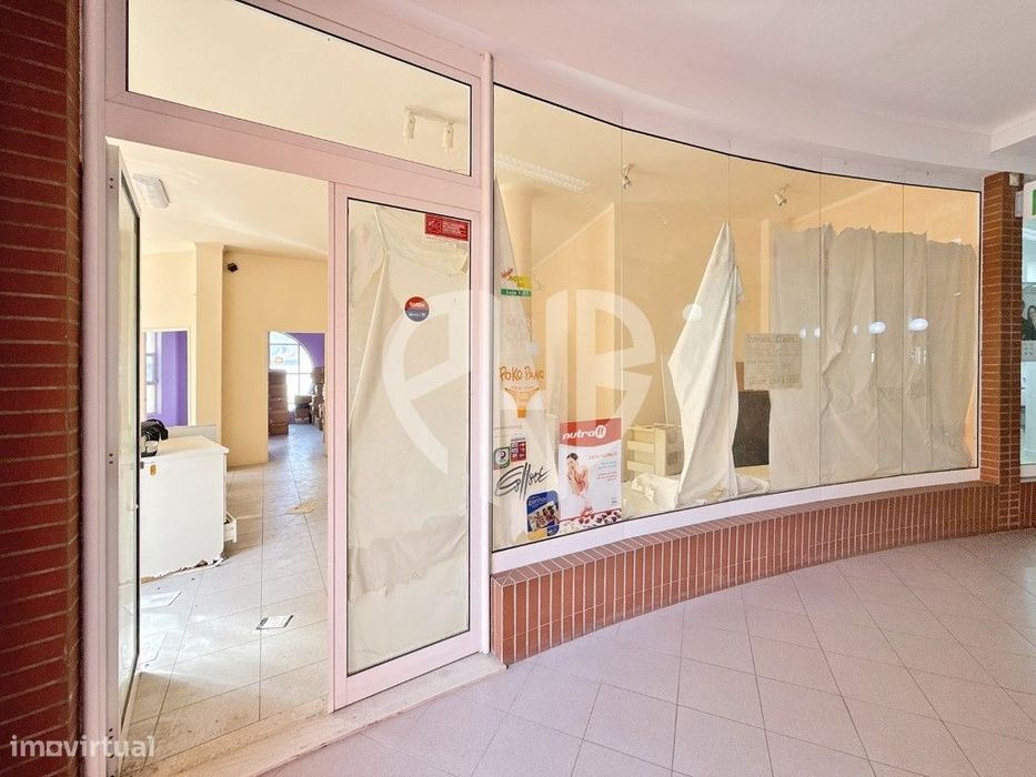 Loja P/Venda Centro Comercial Edifício Açude Real // Torres Novas