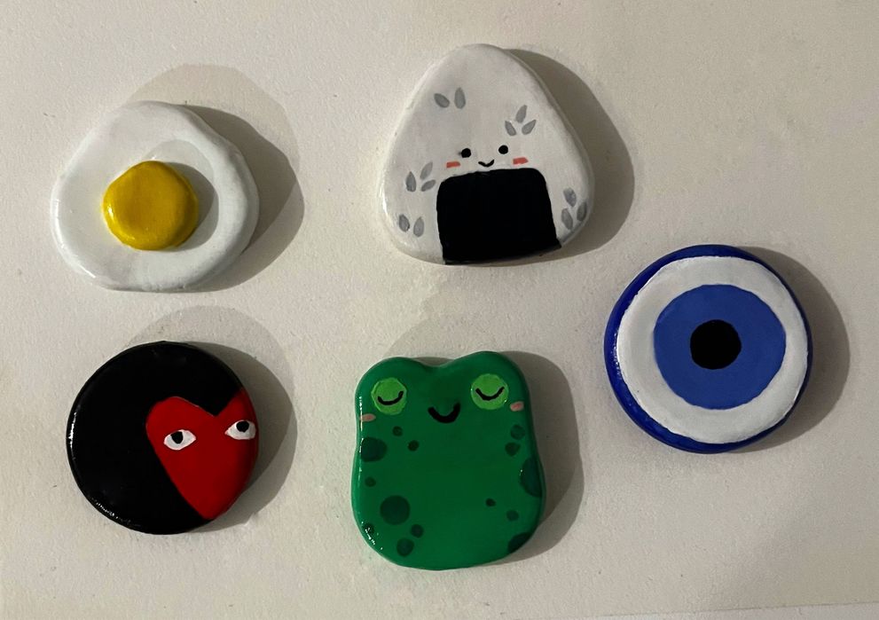 Значки з глини ручної роботи