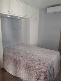 Vendo cama de casal com cabeceira estofada e roupeiros