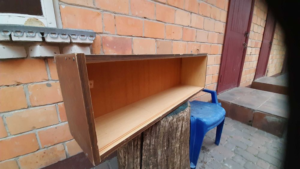 Полка для книжок настінна з задвижним склом