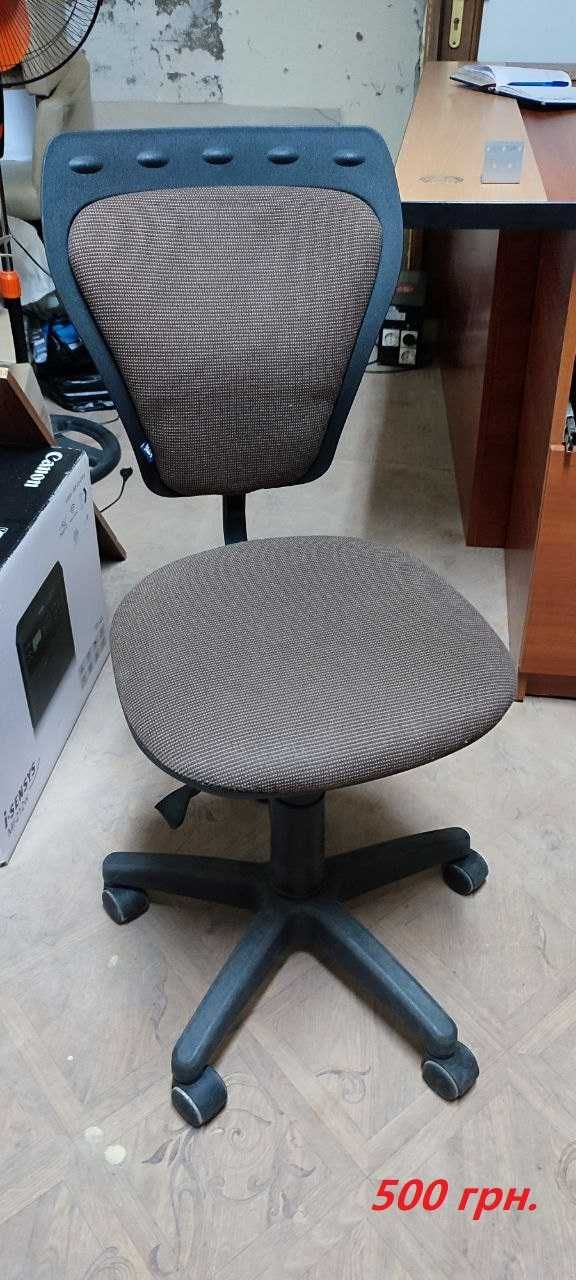 Крісла офісні різні