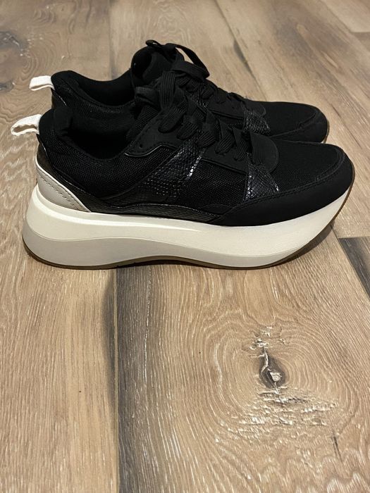 Кросівки ZARA.