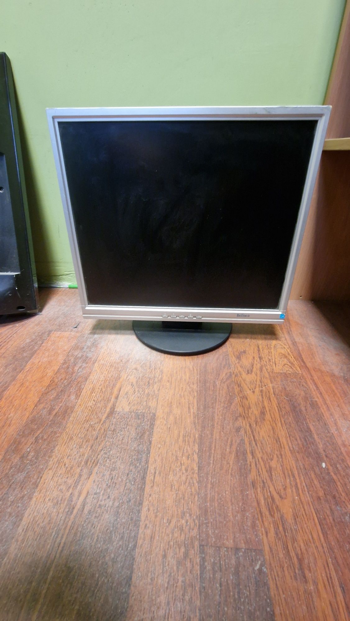 Monitory  2 x 19", 1 x 13"