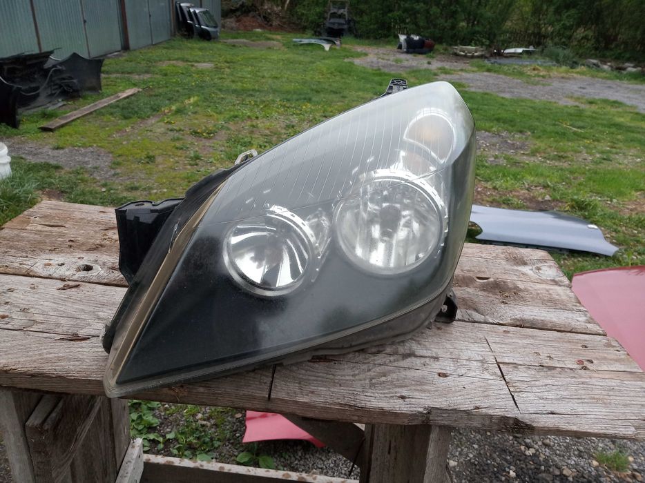 Opel Astra H 3 lampa Lewa  przód czarny środek Europa