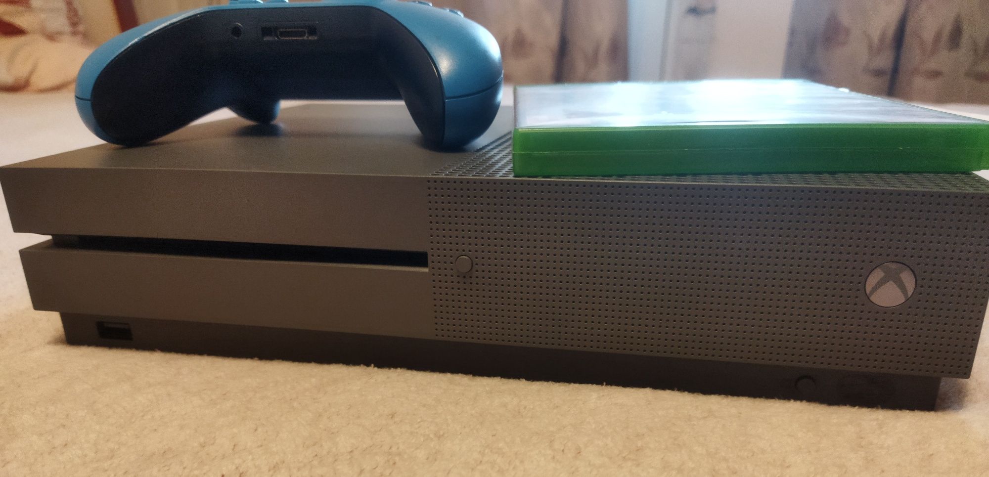 Xbox One S + акаунт ( GTA 5, Mortal Kombat XL, Halo 5, Gears of War 4)